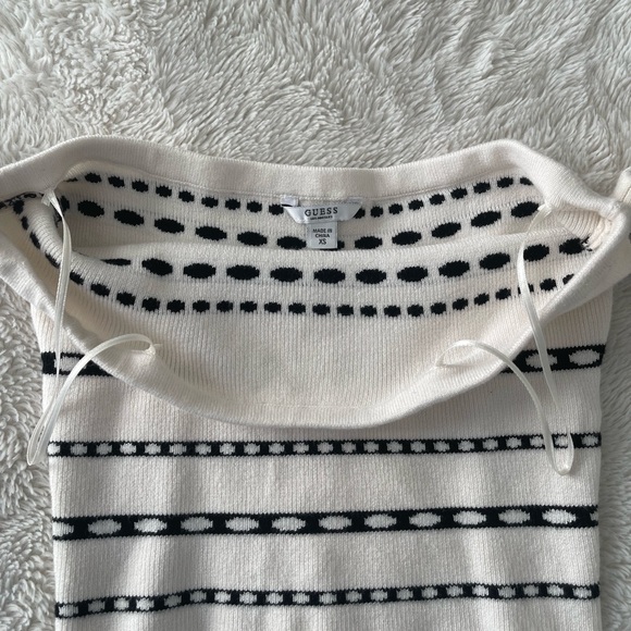 ***SOLD****GUESS Off the Shoulder Top π - Picture 5 of 7